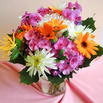 Фото ХК-8838 Холст с красками 20х20 по номер. в кор.(14цв.) Яркие цветы на столе в вазе (Арт. ХК-8838)